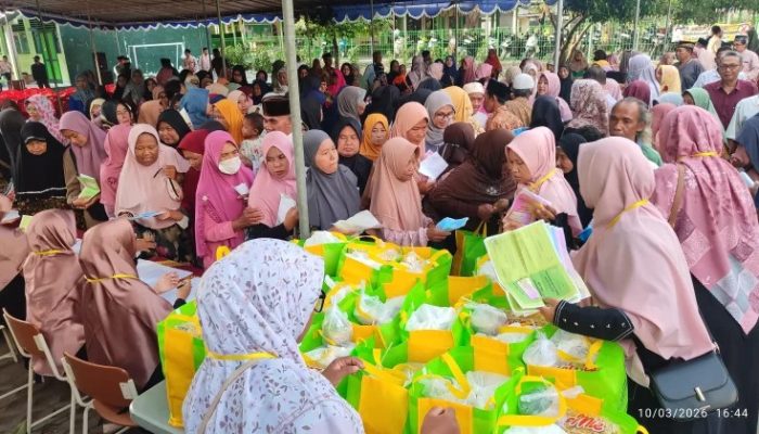Ratusan Paket Sembako Dibagikan Gratis  Suasana pembagian paket sembako gratis di SDIT Ukhuwah Islamiyah Purwomartani Kalasan Sleman