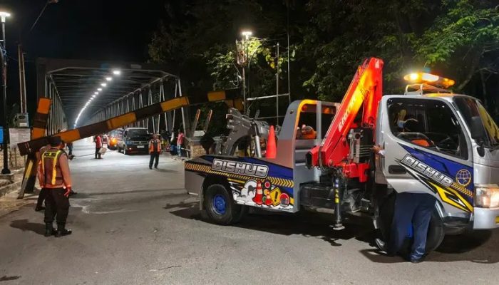 Tindak Lanjut Cepat, Petugas Gabungan Tangani Portal Pembatas di Akses Jembatan