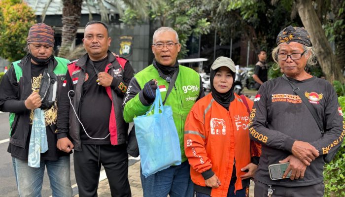 Polda Metro Jaya Gelar Jumat Peduli, Bagikan Sembako kepada Masyarakat