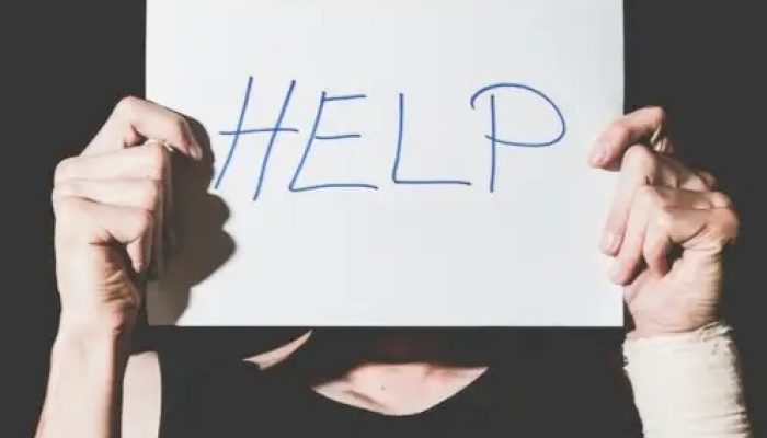 Polisi Selamatkan Pria Diduga Hendak Bunuh Diri di JPO Bekasi