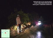 Hujan Deras Picu Longsor di Jalan Leuwidamar–Muncang, Personel Polsek Leuwidamar Sigap Evakuasi Material ‎