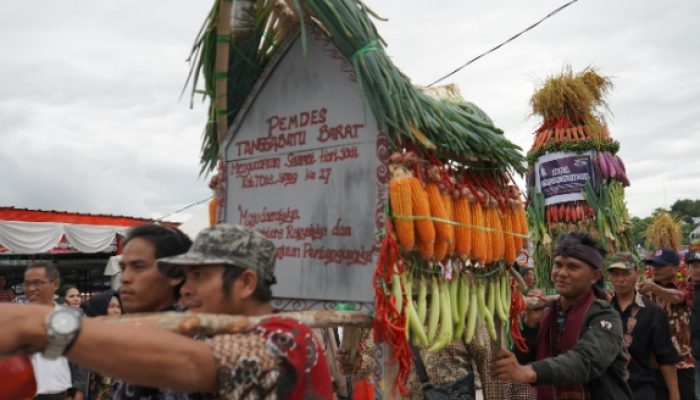 Defile Hasil Pertanian dan UMKM Meriahkan Puncak Perayaan HUT ke-27 Kabupaten Toba di Balige