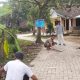‎Kepala Desa Sindangsari Pimpin Langsung Perbaikan Paving Block yang Amblas