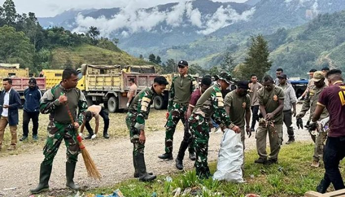 Sinergi TNI-Polri Hidupkan Semangat Gotong Royong di Pasar Tiom