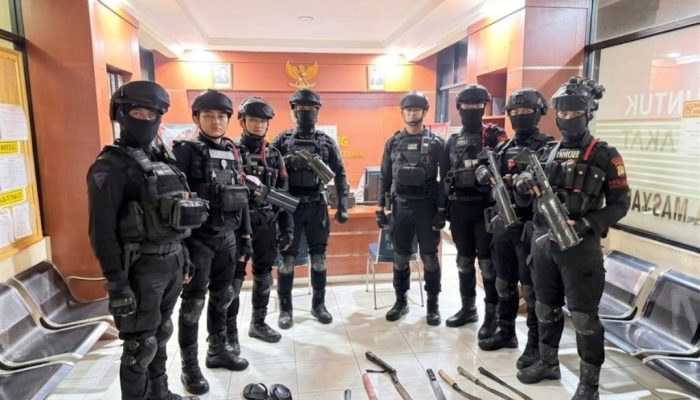 Brimob Metro Jaya Gagalkan Tawuran Remaja di Cikarang Utara, 2 Pelaku dan 7 Sajam Diamankan