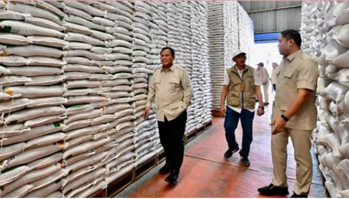Inspeksi Mendadak, Presiden Prabowo Subianto Datangi Bulog Magelang Pastikan Stok Beras & Pangan Aman
