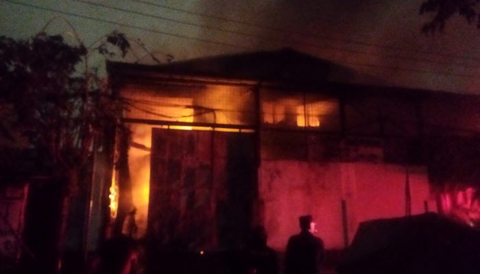 Kebakaran Gudang Sparepart Motor di Cengkareng Belum Padam
