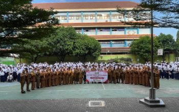 Polisi Jadi Inspektur Upacara di SMPN 244 Jakarta, Tekankan Bahaya Tawuran, Narkoba, dan Bullying