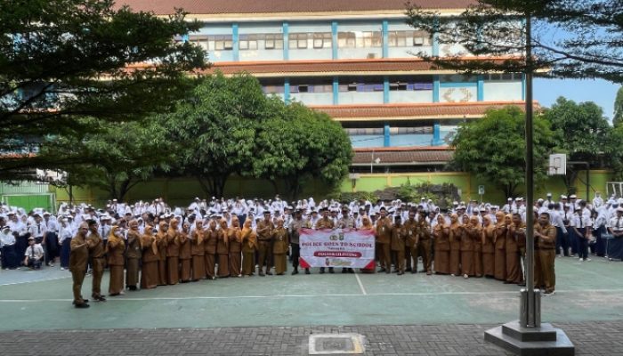 Polisi Jadi Inspektur Upacara di SMPN 244 Jakarta, Tekankan Bahaya Tawuran, Narkoba, dan Bullying