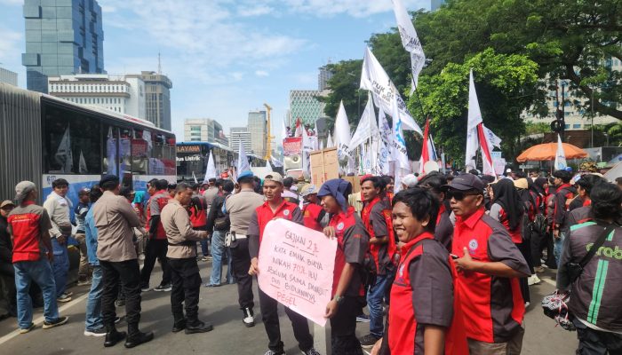 100 Orang Buruh Datangi DPR/MPR dalam Rangka Mayday, Polda Metro Jaya Menyambut dengan Humanis