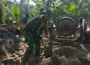 TNI Manunggal Membangun Desa: Babinsa Koramil 423-01/Ketahun Kawal Pembangunan Jembatan Gantung di Kualalangi
