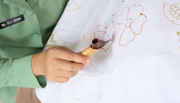 ‎Melestarikan Peradaban Lewat Sehelai Kain: Kisah UMKM ChaCha Mentari Batik dalam Mempopulerkan Aksara Kaganga