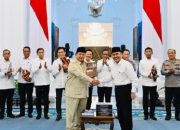 Prabowo Terima 10 Buku Rekomendasi Reformasi Polri di Istana Merdeka