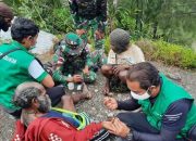 Tim Kesehatan Satgas TMMD Layani Warga dari Rumah ke Rumah di Kampung Keakwa