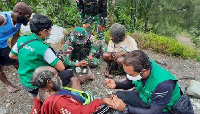 Tim Kesehatan Satgas TMMD Layani Warga dari Rumah ke Rumah di Kampung Keakwa