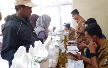 ‎857 KPM di Desa Bojongmenteng Terima Bantuan Beras Bulog, Penyaluran Berjalan Tertib
