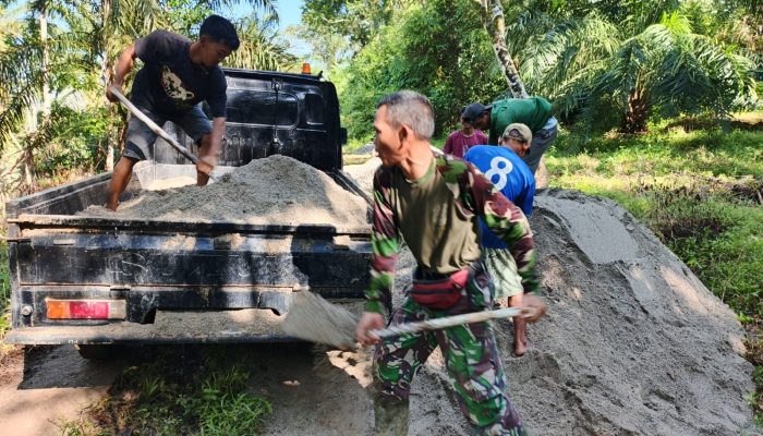 ‎Wujud Kemanunggalan TNI, Koramil 423-01/Ketahun Kebut Pembangunan Jembatan Gantung Perintis di Kualalangi