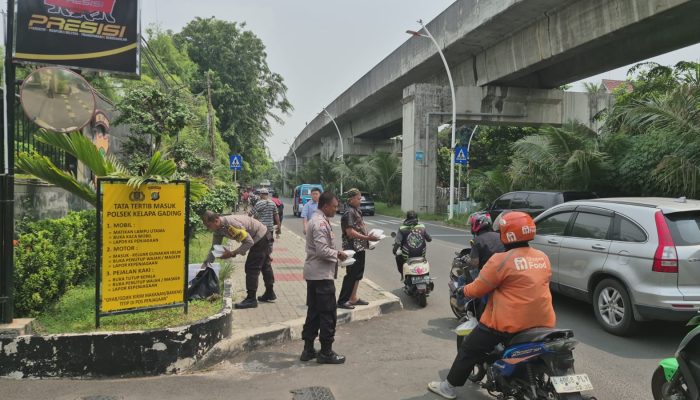 Polsek Kelapa Gading Gelar Jumat Peduli, Bagikan 50 Nasi Kotak untuk Ojol dan Warga