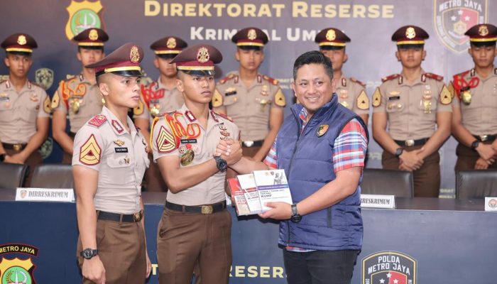 Wadir Reskrimum Polda Metro Jaya Serahkan Referensi Hukum Terbaru kepada 17 Taruna Akpol: Perkuat Profesionalisme Generasi Mendatang