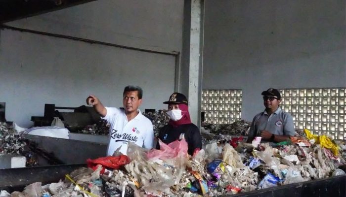 Wali Kota Jakbar Turun Langsung, Gerakan Pilah Sampah dan Cegah Banjir Digencarkan di Kembangan