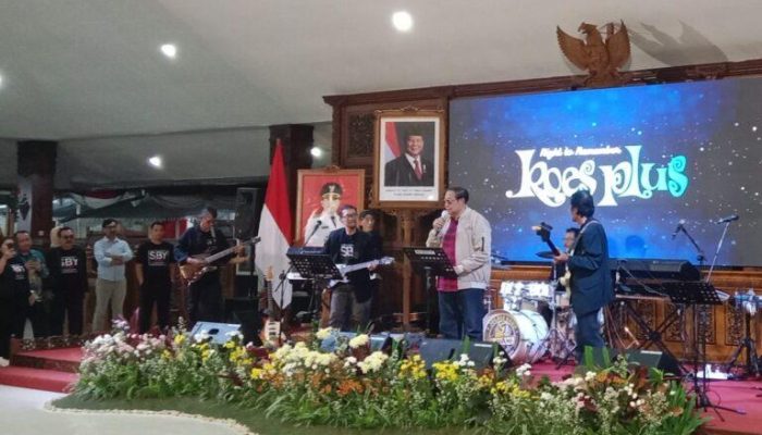 ‎SBY Hadiri Malam ‘Night to Remember Koes Plus’ Bersama Komunitas Musik Magelang