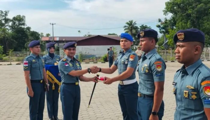 Danlanal Bintan Pimpin Upacara dan Berikan Reward Kepada Prajurit Berprestasi