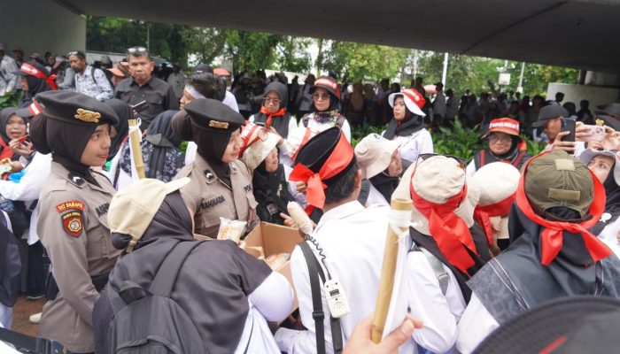 Polisi Bagikan Air Mineral dan Roti ke Massa Aksi Guru Honorer di DPR