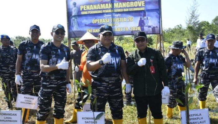 TNI AL Gelar Aksi Bersih Pantai dan Tanam Mangrove di Tanah Laut Melalui Operasi Trisila 26, Wujudkan Indonesia ASRI