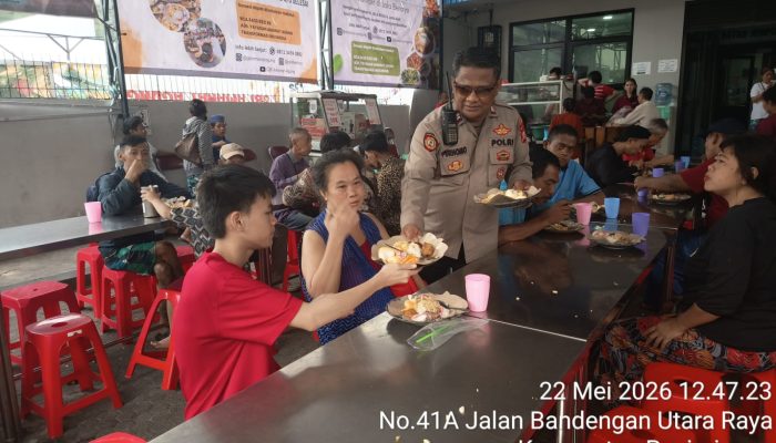 POLSEK METRO PENJARINGAN BAGIKAN 500 PAKET MAKANAN DALAM KEGIATAN “JUM’AT PEDULI” DI PENJARINGAN