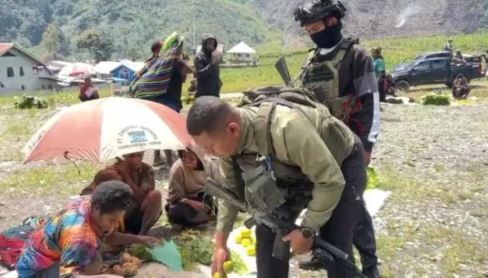 Patroli Humanis Satgas Ops Damai Cartenz Sambangi Pedagang dan Tukang Ojek di Mulia
