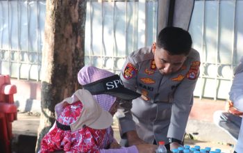 Jum’at Berkah, Kapolres Lebak Bagikan Makan Gratis kepada Warga di Rangkasbitung