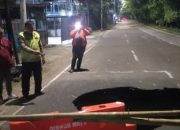 Jalan Raya Lenteng Agung Ambles Buat Macet Parah