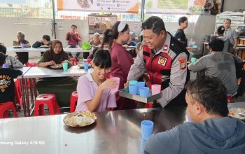 Polsek Metro Penjaringan Tebar Kepedulian Lewat Jumat Peduli, Ratusan Paket Makanan Dibagikan kepada Warga dan Pekerja Lapangan
