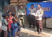 Polsek Tanjung Priok Gelar Jumat Berkah, Bagikan Nasi Kotak untuk Warga di Kolong Tol Pelita