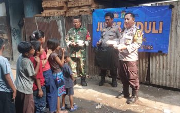 Polsek Tanjung Priok Gelar Jumat Berkah, Bagikan Nasi Kotak untuk Warga di Kolong Tol Pelita