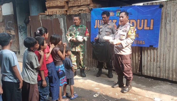 Polsek Tanjung Priok Gelar Jumat Berkah, Bagikan Nasi Kotak untuk Warga di Kolong Tol Pelita