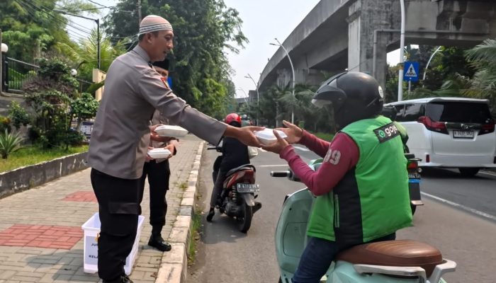 Polsek Kelapa Gading Gelar Jumat Peduli, Bagikan 50 Nasi Kotak untuk Ojol dan Warga
