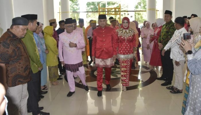 Kunjungi Tanah Kelahiran, Wali Kota Jakarta Selatan Syafrin Liputo Disambut Adat Mopotilolo di Limboto