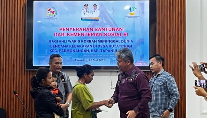 ‎Pemkab Tapanuli Utara Serahkan Santunan Kemensos untuk Korban Kebakaran Hutatinggi