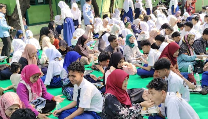 Bikin Haru! Orang Tua Suapi Anak dengan Menu Makan Bergizi Gratis pada Momen Kelulusan MTs Ataqwa Pegangsaan Dua