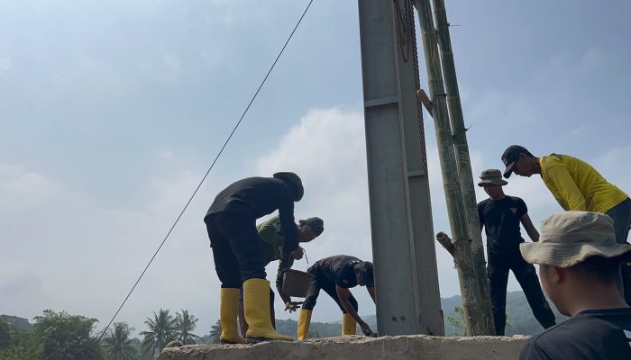 Dukung Mobilitas Warga, Satbrimob Polda Banten Revitalisasi Jembatan di Bayah