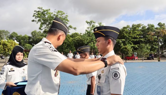 Apel Pagi Lapas Batam Dirangkaikan dengan Penyematan Tanda Kenaikan Pangkat Kasubsi Bimkemaswat, Perkuat Integritas dan Profesionalisme