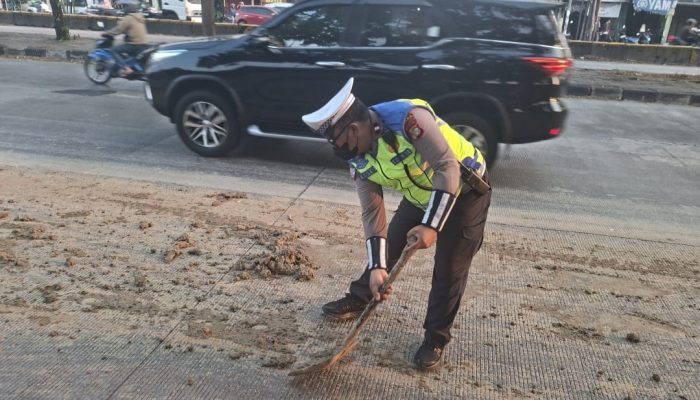 ‎Anggota Lantas Polsek Kelapa Gading Respons Cepat Truk Tumpah Tanah: Datangi TKP dan Atur Lalin