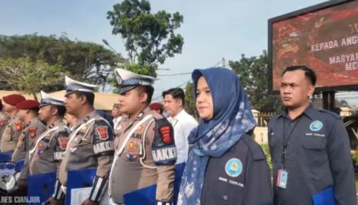Apresiasi Dedikasi dan Respons Cepat Hotline 110, Kapolres Cianjur Beri Penghargaan Personel serta Warga