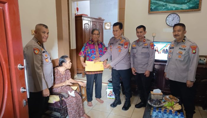 Sambut Hari Bhayangkara ke-80, Polres Metro Jakarta Utara Gelar Anjangsana ke Warakawuri di Cilincing