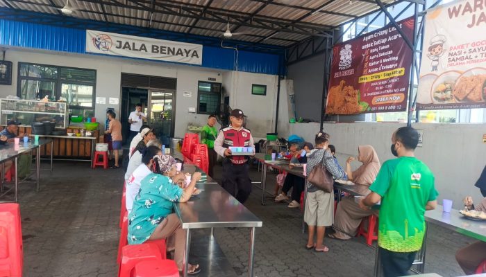 Jumat Peduli Polsek Metro Penjaringan, Berbagi Makanan Gratis Sekaligus Pererat Kedekatan dengan Masyarakat