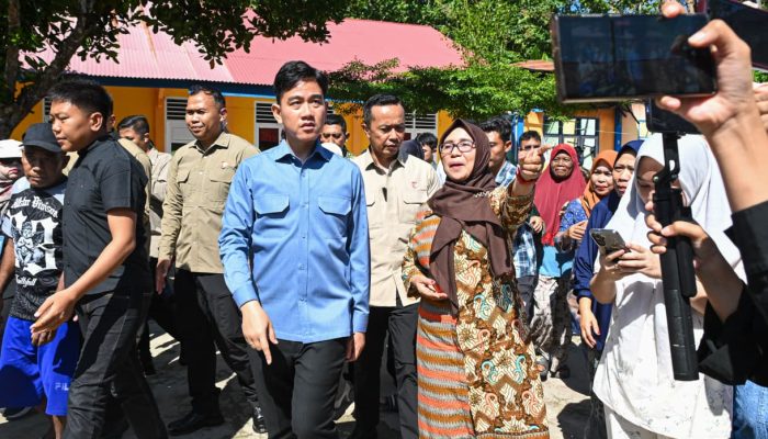 Di Tengah Perjalanan Menuju Bendungan, Wapres Singgah ke SDN 07 Bulango yang Pernah Terbakar