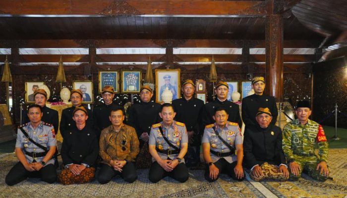 Usai Soekarno dan Gus Dur, Kapolri Ziarah-Tabur Bunga ke Makam Soeharto