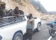 Jenazah Terpaksa Melalui Jalur Danau Akibat Penutupan Jalan Menuju Distrik Yatamo dan Deiyai Miyo