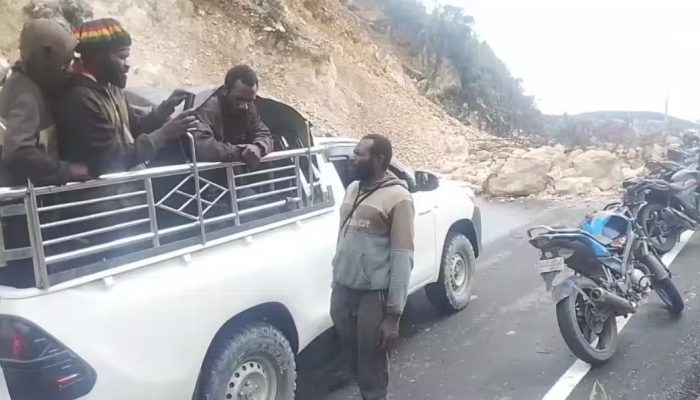 Jenazah Terpaksa Melalui Jalur Danau Akibat Penutupan Jalan Menuju Distrik Yatamo dan Deiyai Miyo